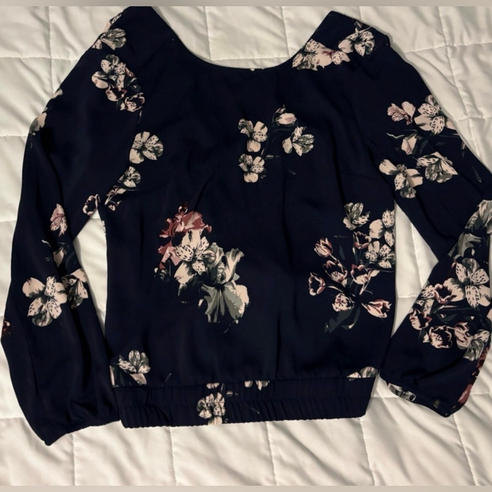 3/$25 Dynamite Navy Blue Floral V-Back Blouse | Size Small